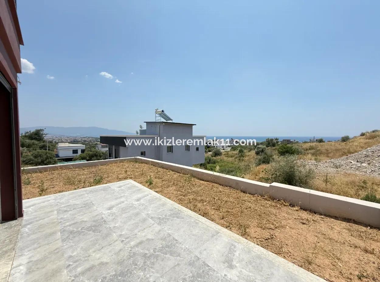 Seferihisar Doğanbey'de Satılık Deniz Manzaralı Bahçeli 3+1 Sıfır Villa