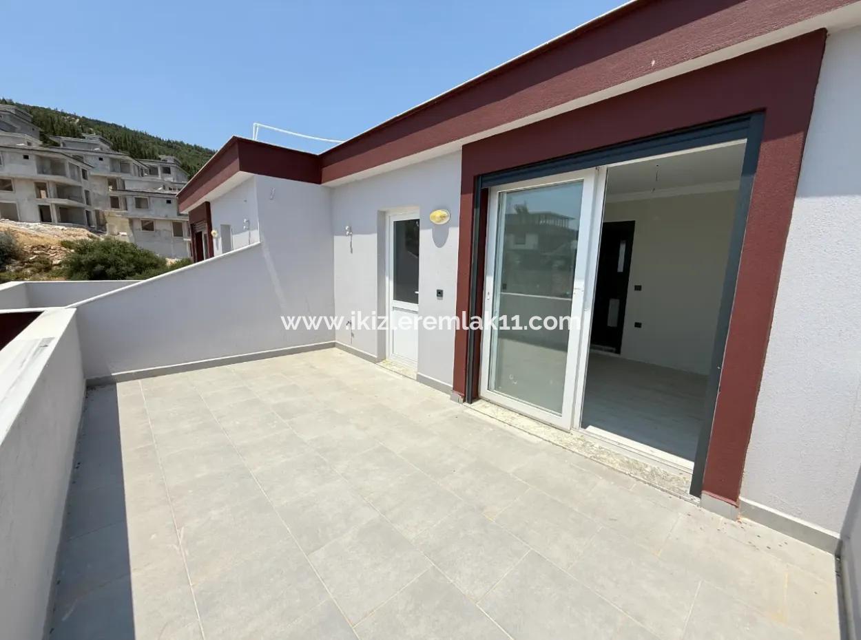 Seferihisar Doğanbey'de Satılık Deniz Manzaralı Bahçeli 3+1 Sıfır Villa