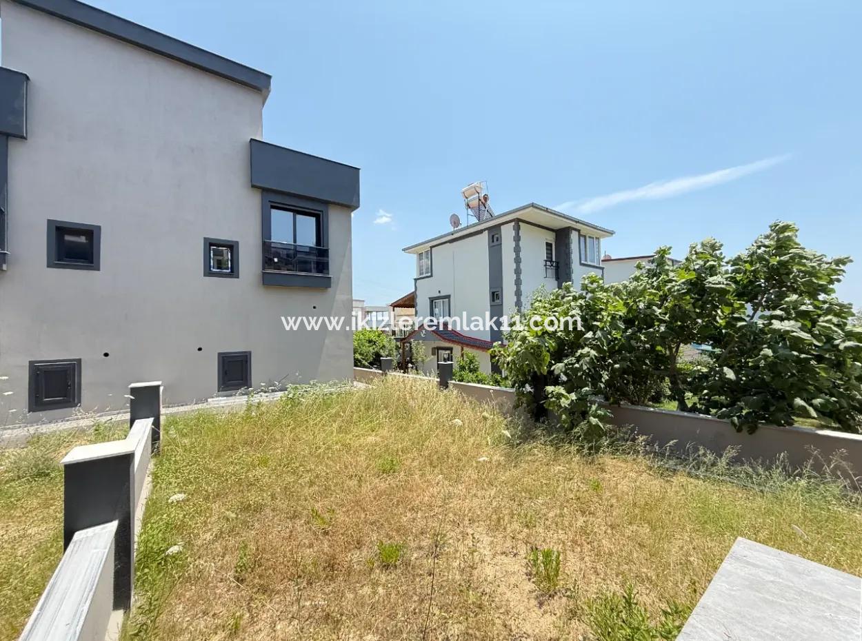 Seferihisar Doğanbeyde Satılık 3+1 Deniz Manzaralı Bahçeli Villa