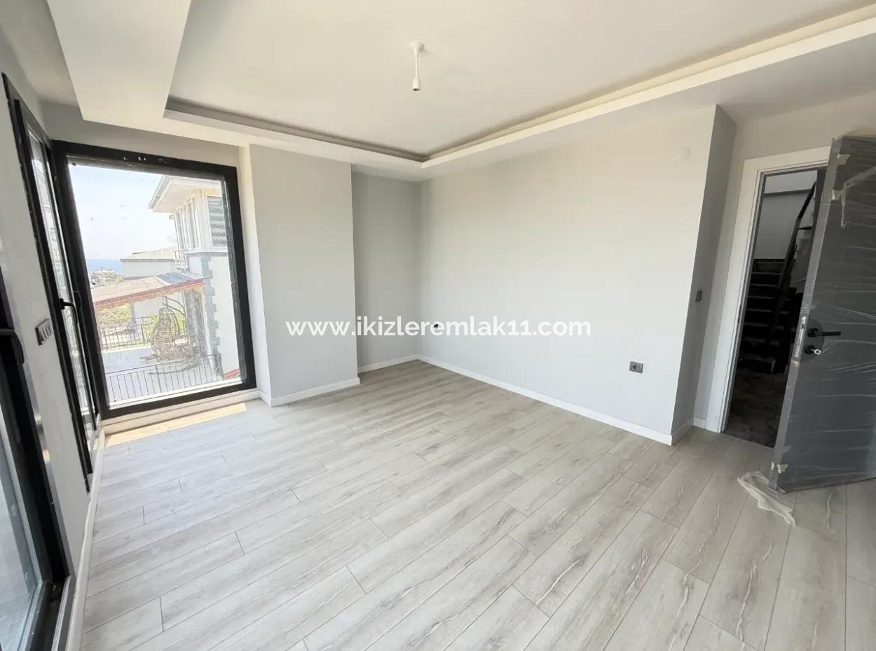 Seferihisar Doğanbeyde Satılık 3+1 Deniz Manzaralı Bahçeli Villa