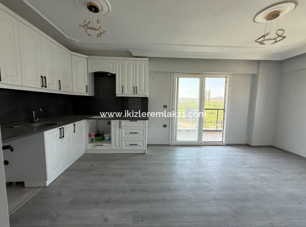 Seferihisar Ürkmez'de Denize 300 M, Satılık 2+1 Masrafsız Daire