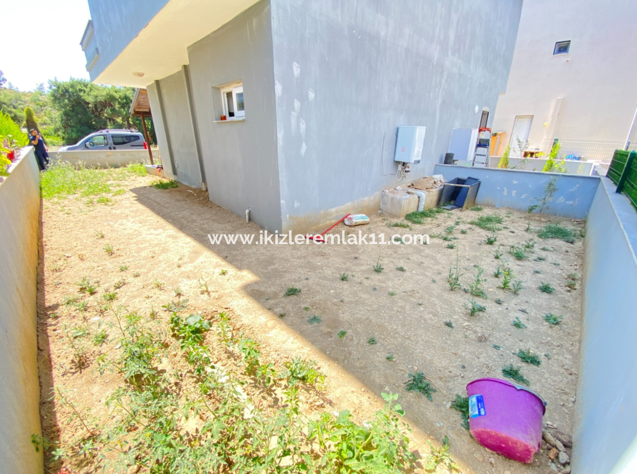 Seferihisar Doğanbey Payamlı Köyü’nde Satılık Geniş Bahçeli 3 + 1 Dubleks