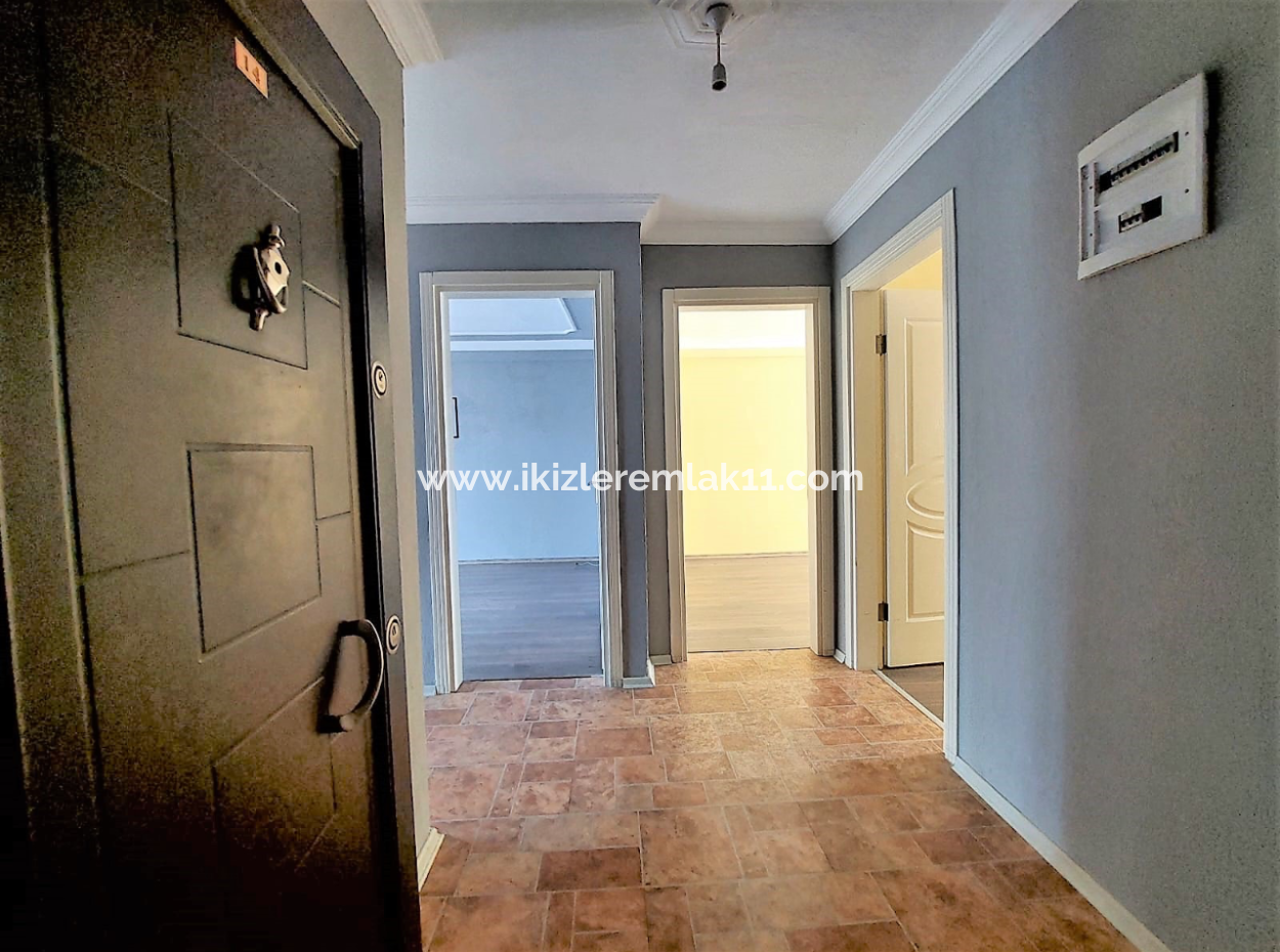 Seferihisar Ürkmez Merkezde Satılık 3 + 1 Ara Kat 110 Metre² Daire