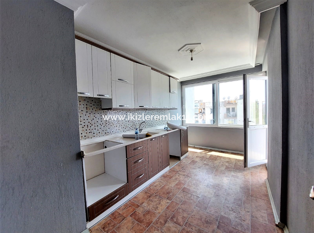 Seferihisar Ürkmez Merkezde Satılık 3 + 1 Ara Kat 110 Metre² Daire