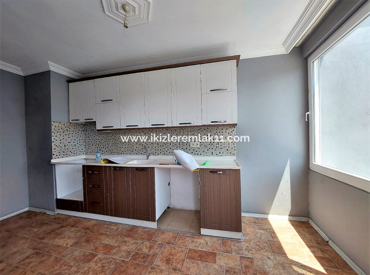 Seferihisar Ürkmez Merkezde Satılık 3 + 1 Ara Kat 110 Metre² Daire