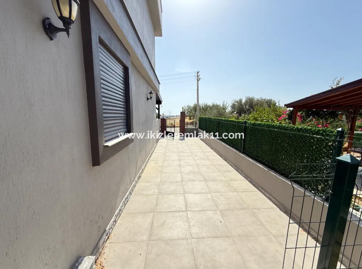 Seferihisar Ürkmez De Satılık Sıfır Geniş Bahçeli 3+1 Villa