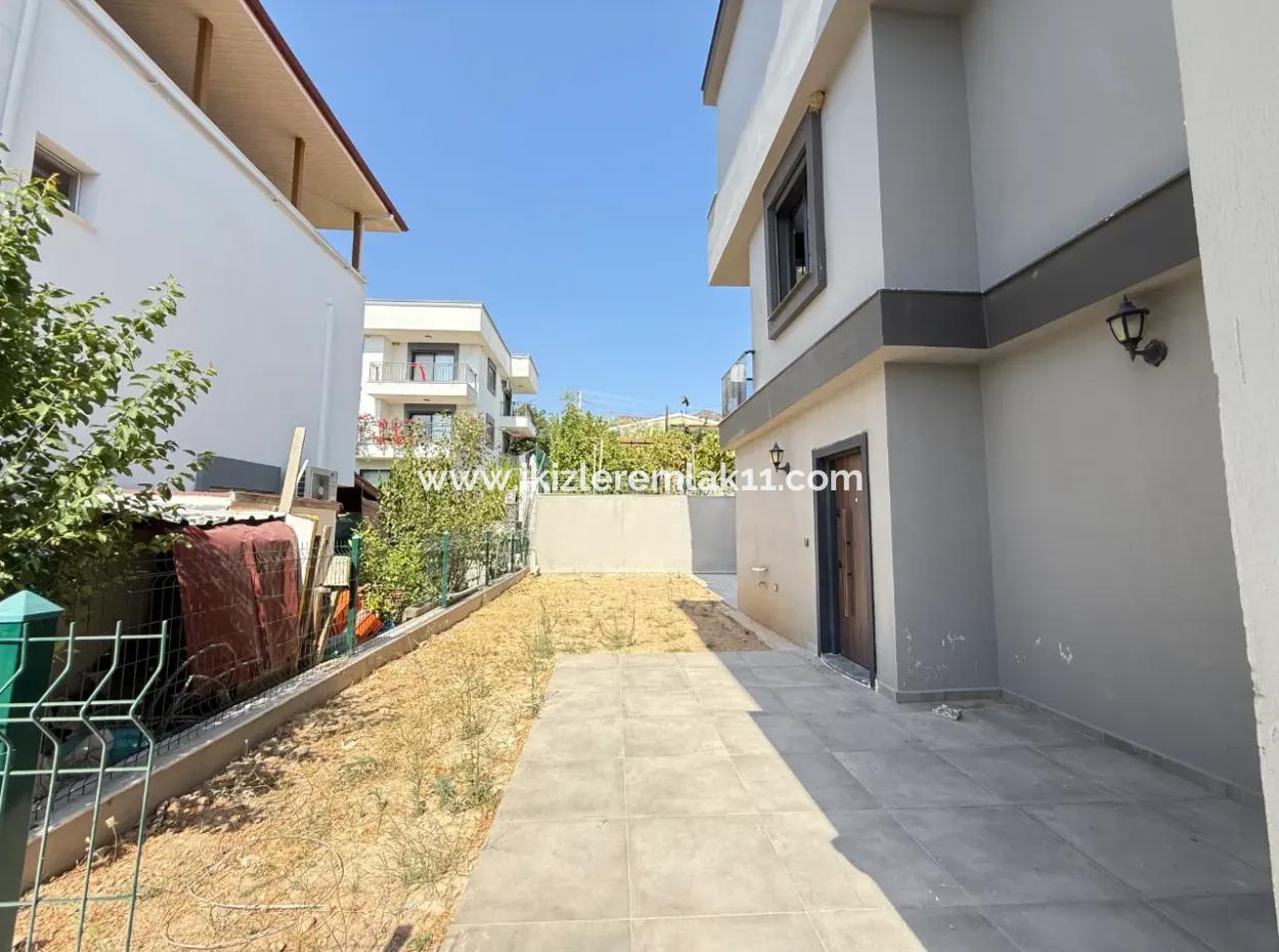Seferihisar Ürkmez De Satılık Sıfır Geniş Bahçeli 3+1 Villa