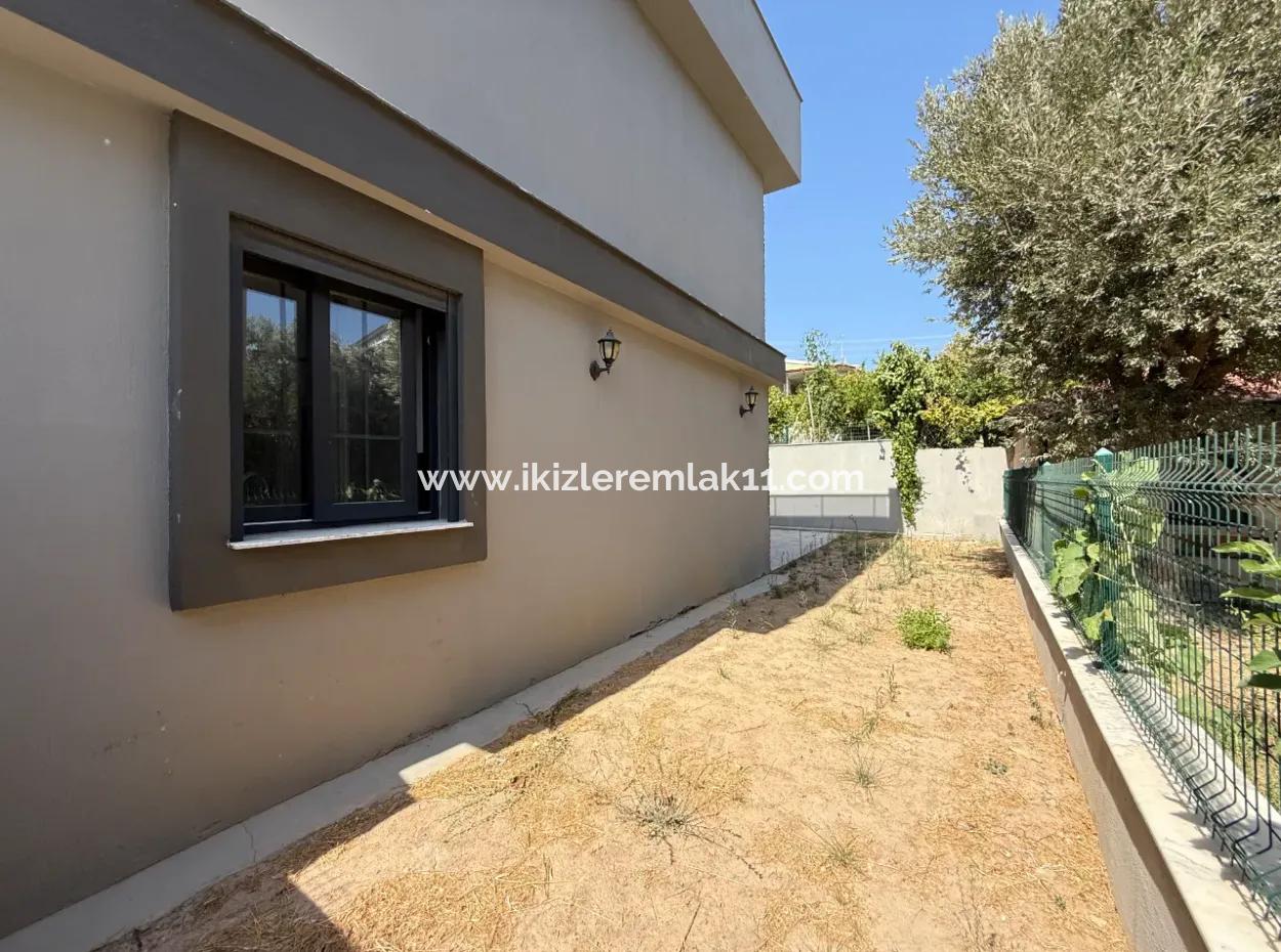 Seferihisar Ürkmez De Satılık Sıfır Geniş Bahçeli 3+1 Villa