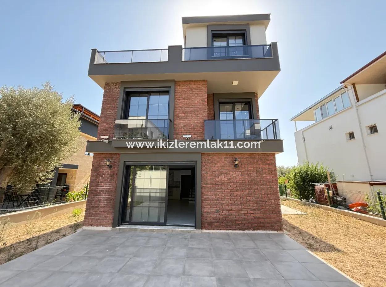 Seferihisar Ürkmez De Satılık Sıfır Geniş Bahçeli 3+1 Villa