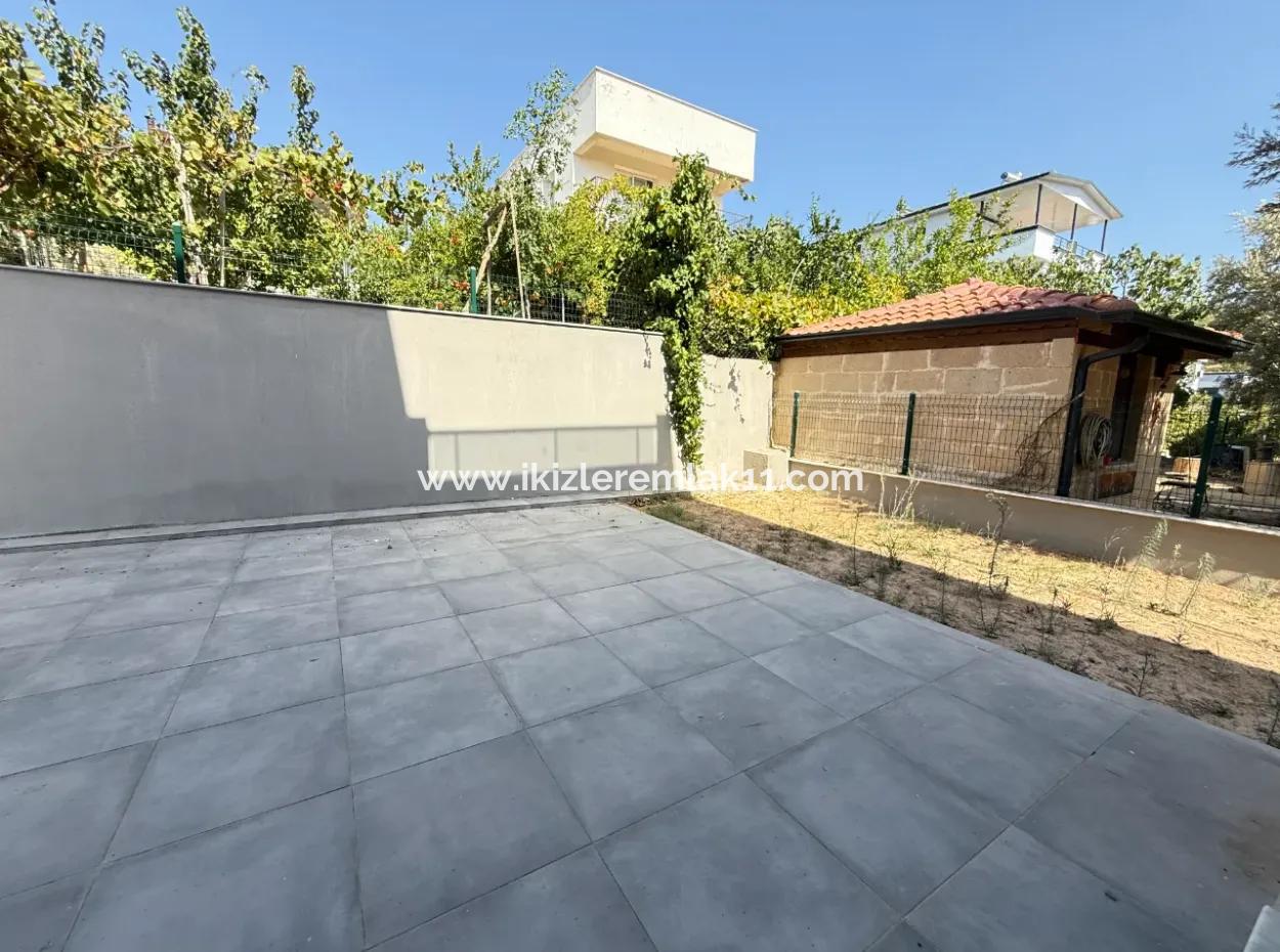 Seferihisar Ürkmez De Satılık Sıfır Geniş Bahçeli 3+1 Villa
