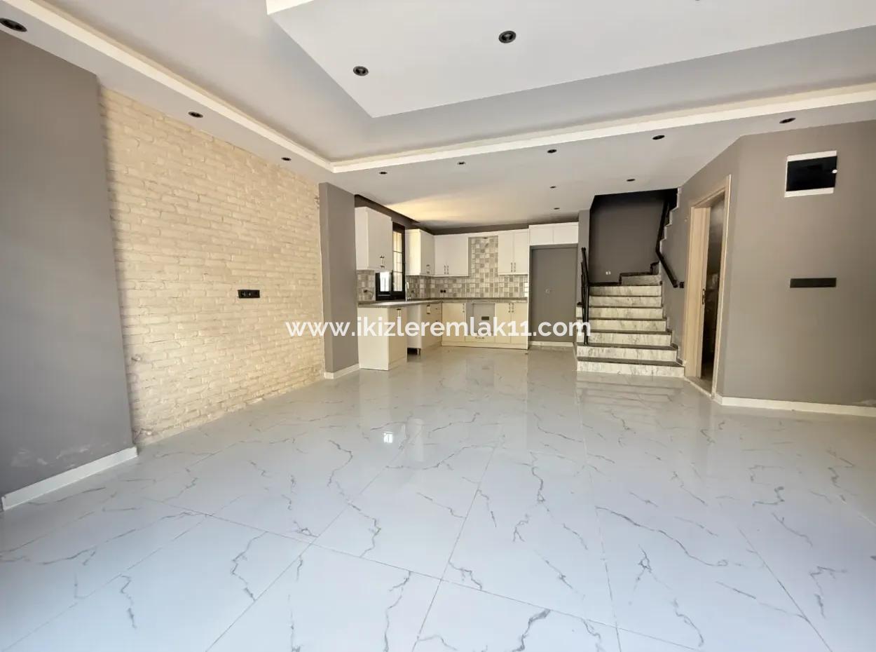 Seferihisar Ürkmez De Satılık Sıfır Geniş Bahçeli 3+1 Villa