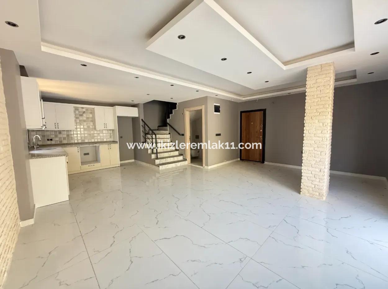 Seferihisar Ürkmez De Satılık Sıfır Geniş Bahçeli 3+1 Villa