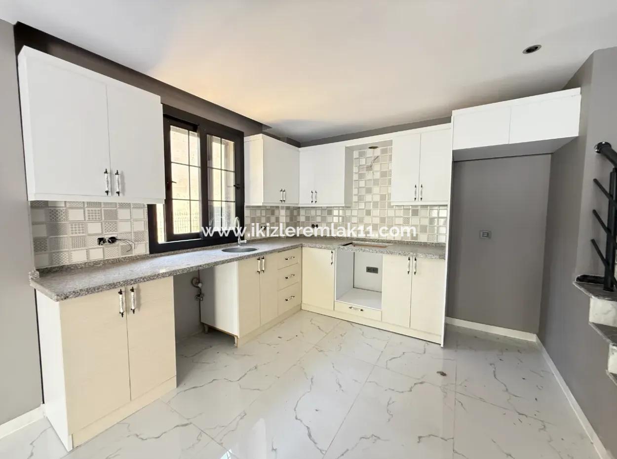 Seferihisar Ürkmez De Satılık Sıfır Geniş Bahçeli 3+1 Villa