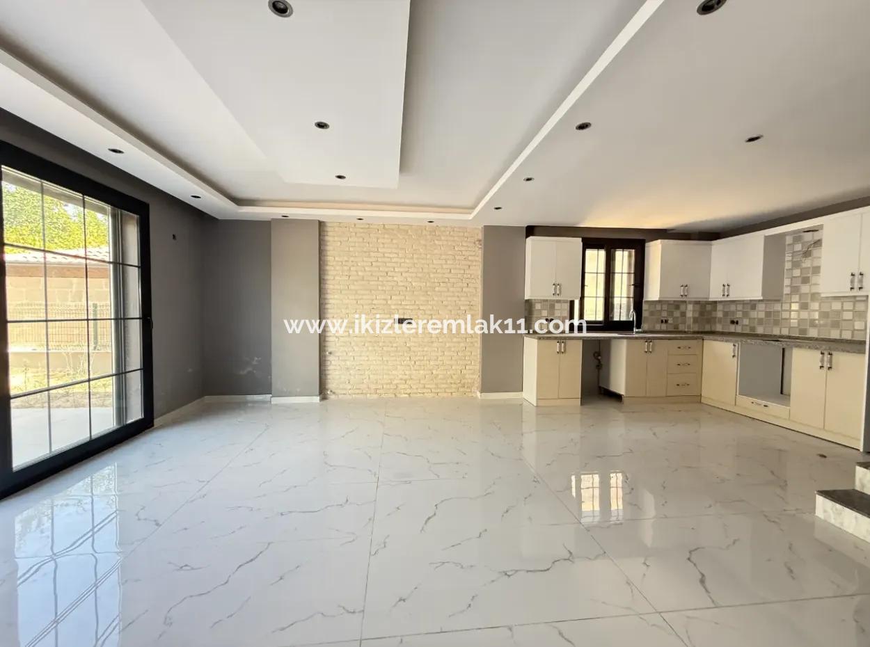 Seferihisar Ürkmez De Satılık Sıfır Geniş Bahçeli 3+1 Villa