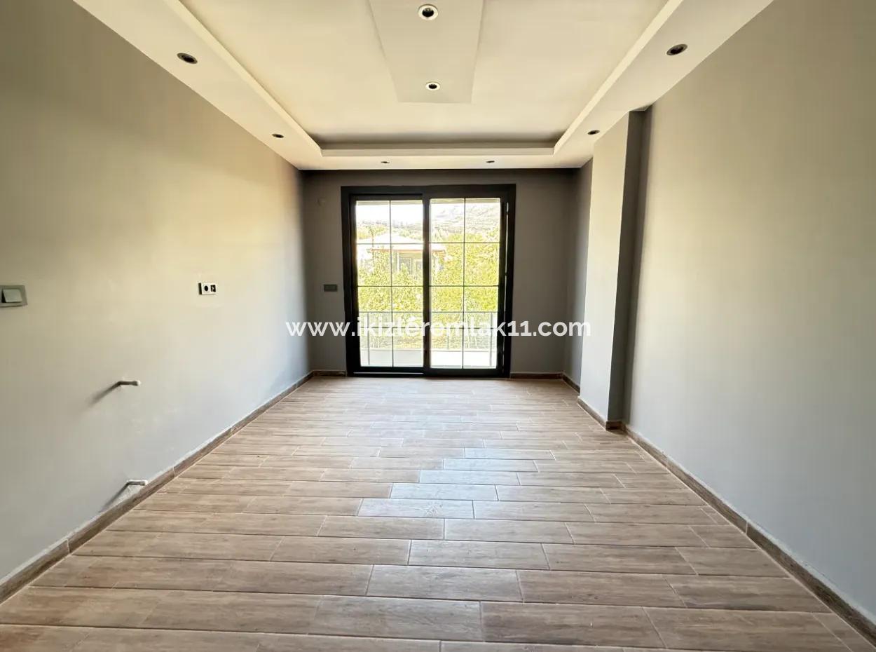 Seferihisar Ürkmez De Satılık Sıfır Geniş Bahçeli 3+1 Villa