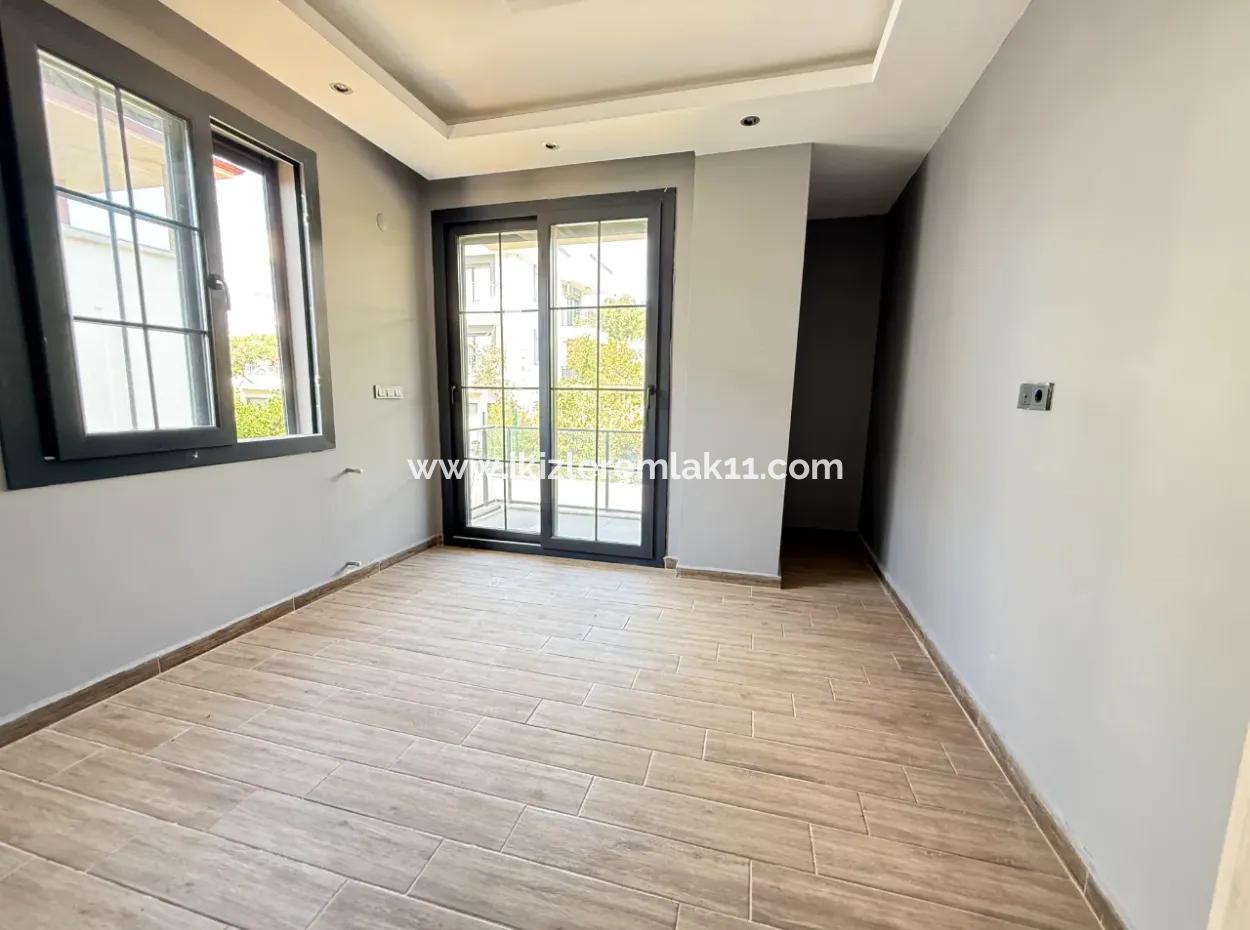 Seferihisar Ürkmez De Satılık Sıfır Geniş Bahçeli 3+1 Villa