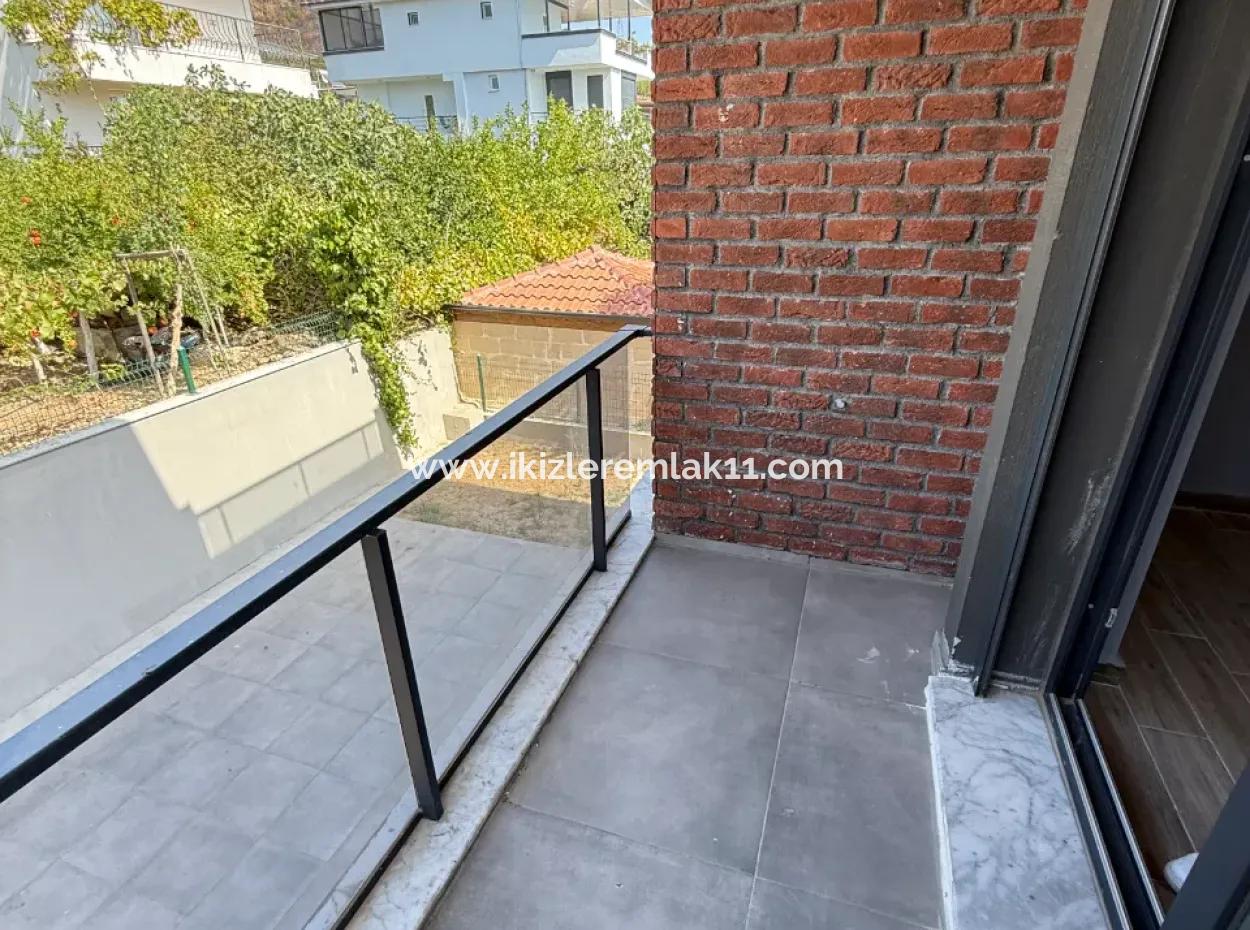 Seferihisar Ürkmez De Satılık Sıfır Geniş Bahçeli 3+1 Villa