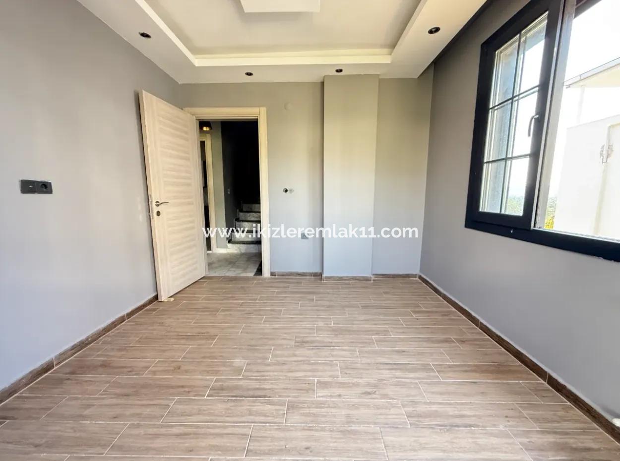 Seferihisar Ürkmez De Satılık Sıfır Geniş Bahçeli 3+1 Villa