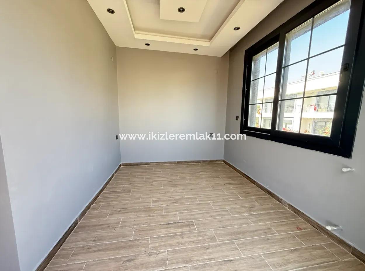 Seferihisar Ürkmez De Satılık Sıfır Geniş Bahçeli 3+1 Villa