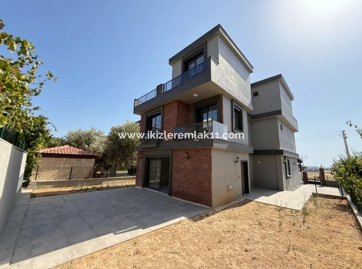 Seferihisar Ürkmez De Satılık Sıfır Geniş Bahçeli 3+1 Villa