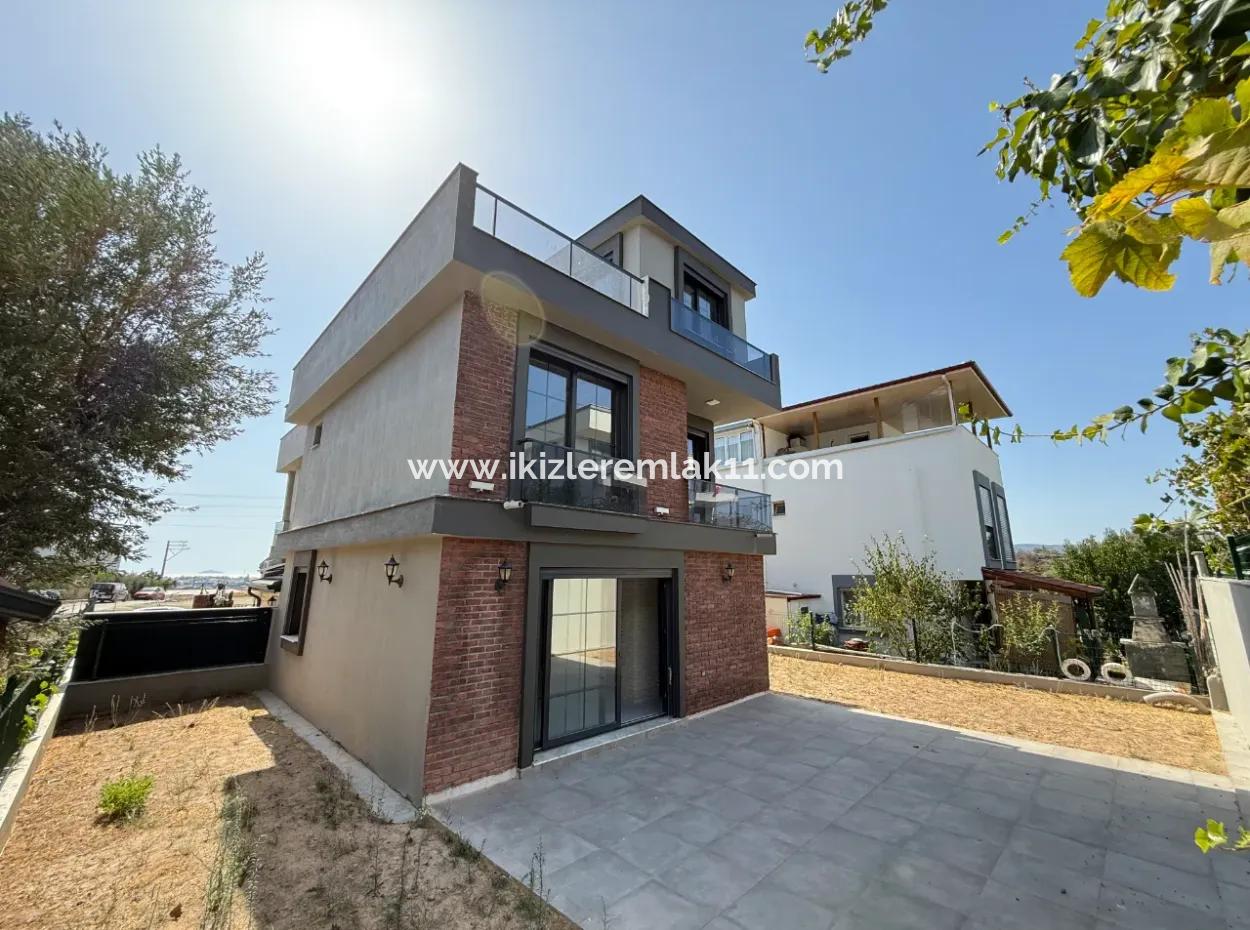 Seferihisar Ürkmez De Satılık Sıfır Geniş Bahçeli 3+1 Villa