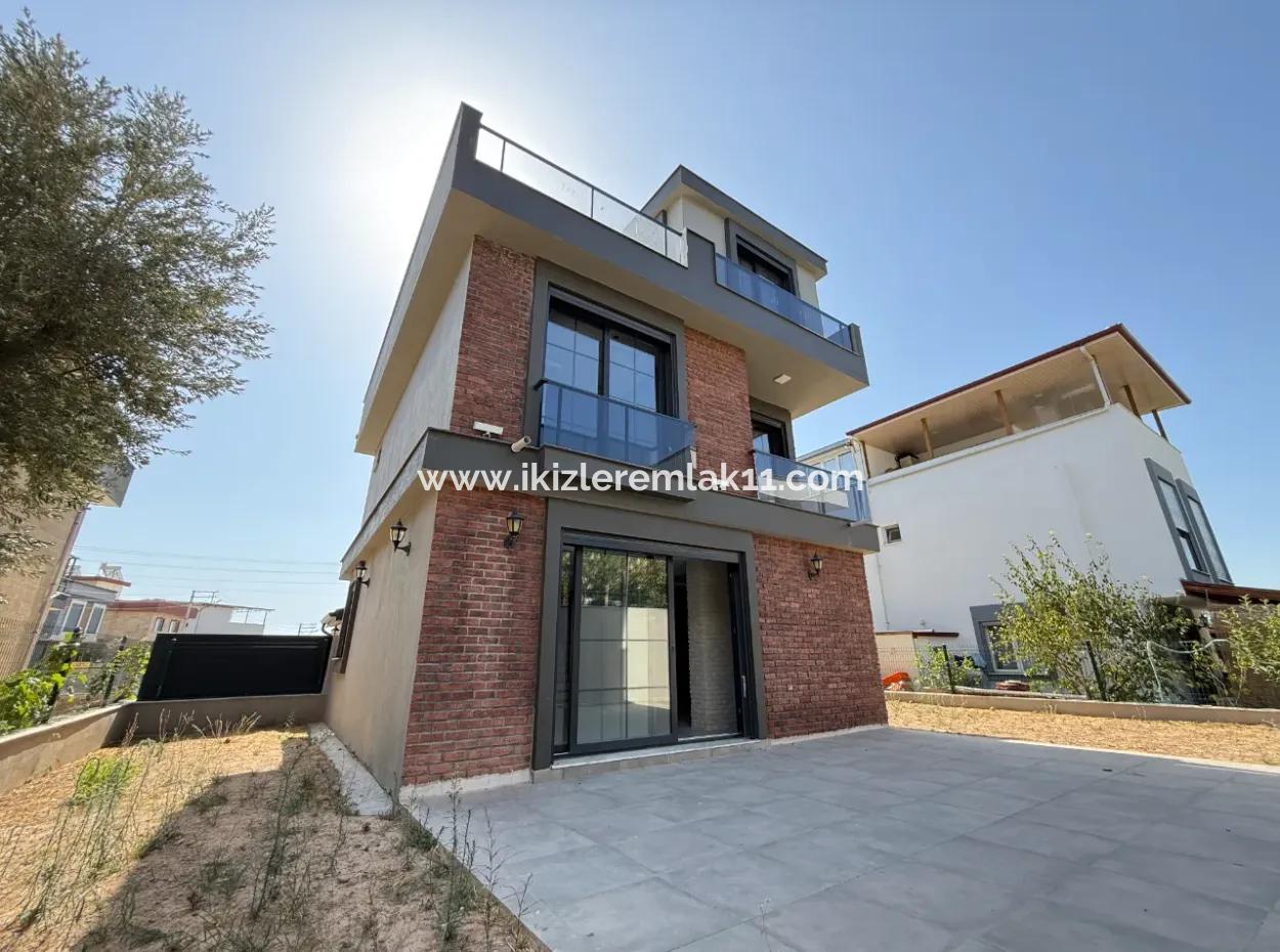 Seferihisar Ürkmez De Satılık Sıfır Geniş Bahçeli 3+1 Villa