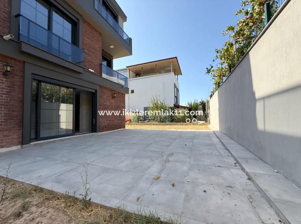 Seferihisar Ürkmez De Satılık Sıfır Geniş Bahçeli 3+1 Villa