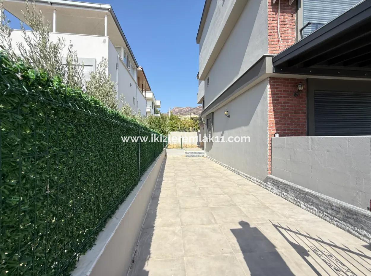 Seferihisar Ürkmez De Satılık Sıfır Geniş Bahçeli 3+1 Villa