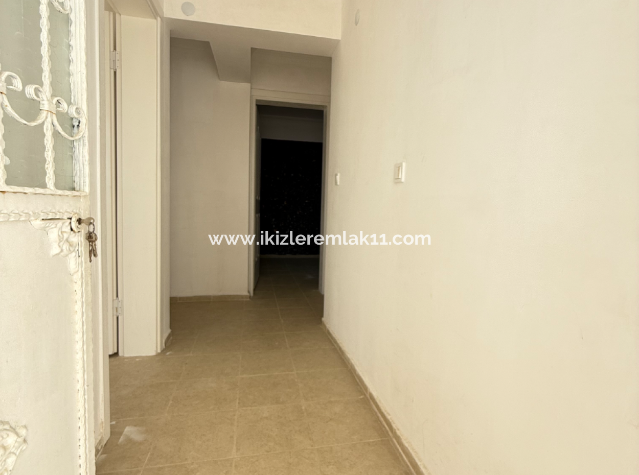 Seferihisar Ürkmez’de Satılık 2 + 1 Bahçe Katı Masrafsız Daire