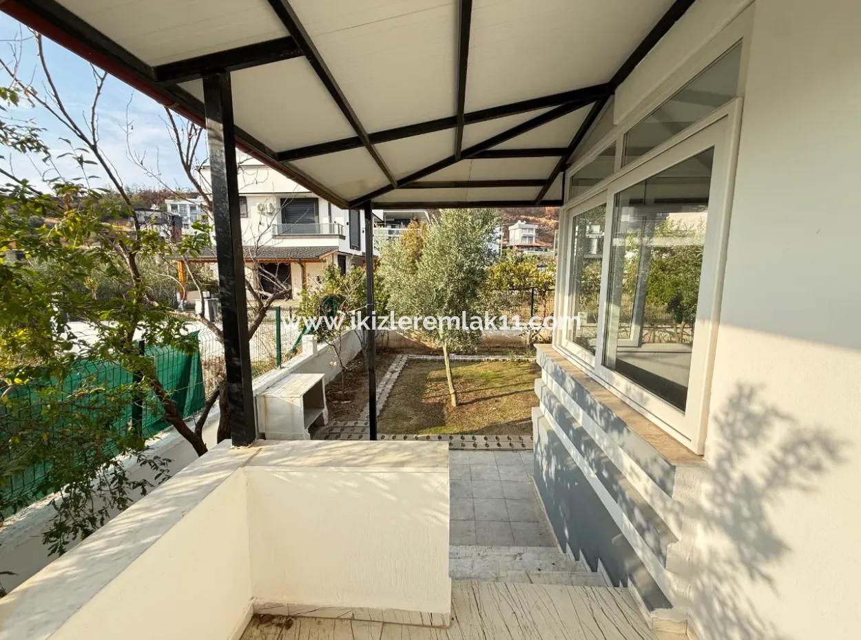 Seferihisar Doğanbey Merkez'de Satılık Geniş Bahçeli 4+1 Villa