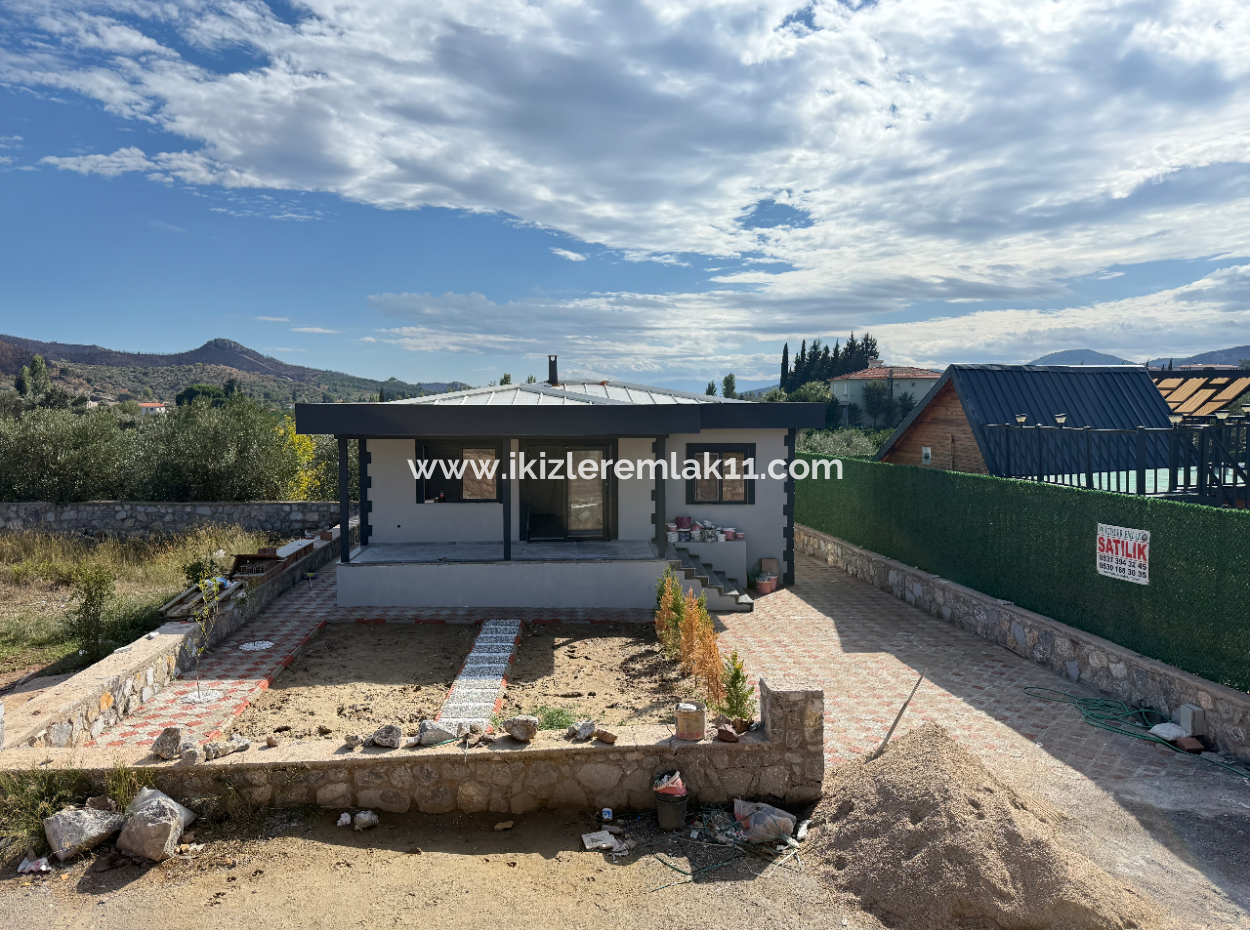 Seferihisar Kavaklıdere’de Satılık 300 Metre² Bahçe İçinde Müstakil 2 + 1 Yazlık