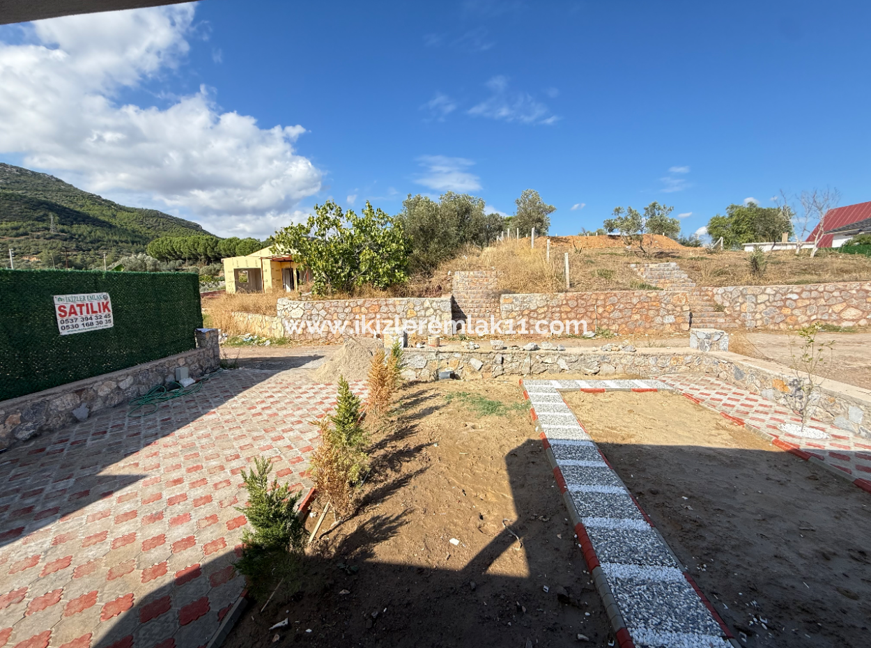 Seferihisar Kavaklıdere’de Satılık 300 Metre² Bahçe İçinde Müstakil 2 + 1 Yazlık