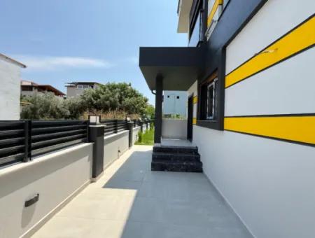 Seferihisar Doğanbey'de Satılık 3+1 Müstakil Sıfır Geniş Bahçeli Villa