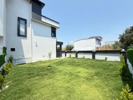 Seferihisar Doğanbey'de Satılık 3+1 Müstakil Sıfır Geniş Bahçeli Villa