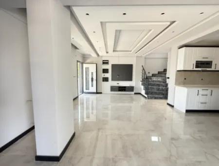 Seferihisar Doğanbey'de Satılık 3+1 Müstakil Sıfır Geniş Bahçeli Villa
