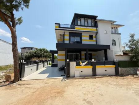 Seferihisar Doğanbey'de Satılık 3+1 Müstakil Sıfır Geniş Bahçeli Villa