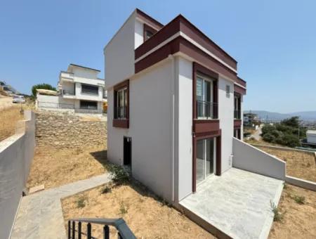 Seferihisar Doğanbey'de Satılık Deniz Manzaralı Bahçeli 3+1 Sıfır Villa