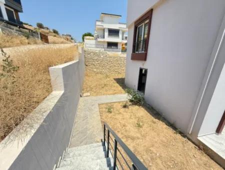 Seferihisar Doğanbey'de Satılık Deniz Manzaralı Bahçeli 3+1 Sıfır Villa