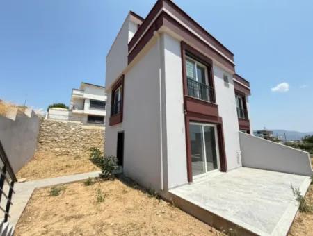 Seferihisar Doğanbey'de Satılık Deniz Manzaralı Bahçeli 3+1 Sıfır Villa