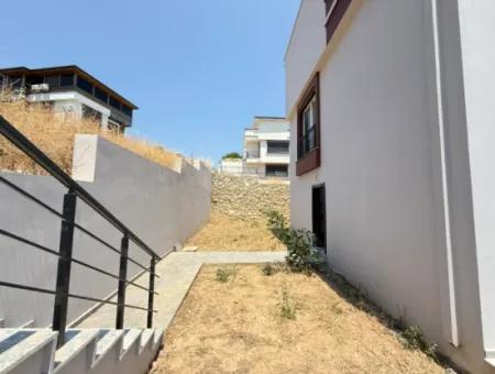Seferihisar Doğanbey'de Satılık Deniz Manzaralı Bahçeli 3+1 Sıfır Villa