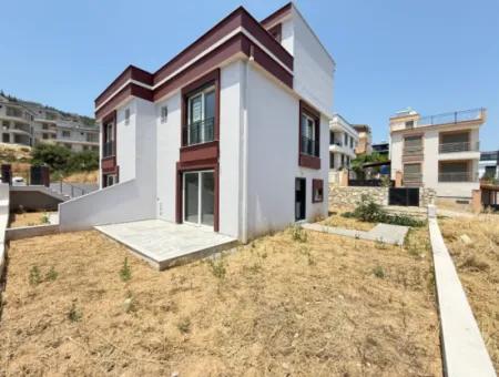 Seferihisar Doğanbey'de Satılık Deniz Manzaralı Bahçeli 3+1 Sıfır Villa