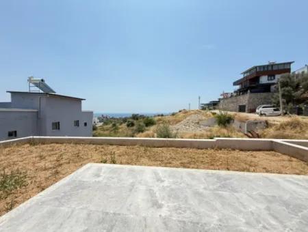 Seferihisar Doğanbey'de Satılık Deniz Manzaralı Bahçeli 3+1 Sıfır Villa