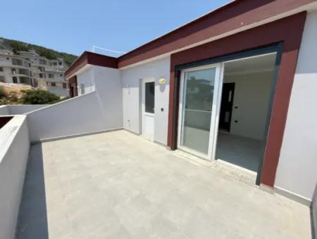 Seferihisar Doğanbey'de Satılık Deniz Manzaralı Bahçeli 3+1 Sıfır Villa