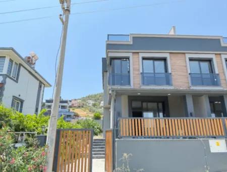 Seferihisar Doğanbeyde Satılık 3+1 Deniz Manzaralı Bahçeli Villa