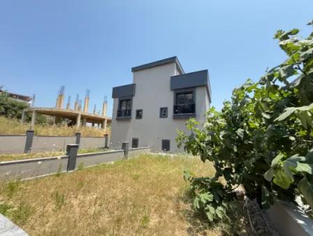 Seferihisar Doğanbeyde Satılık 3+1 Deniz Manzaralı Bahçeli Villa