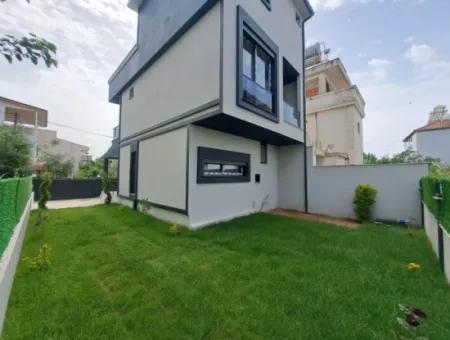 Seferihisar Doğanbey‘de Satılık Tek Müstakil Geniş Bahçeli Sıfır 3+ 1 Villa