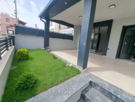 Seferihisar Doğanbey‘de Satılık Tek Müstakil Geniş Bahçeli Sıfır 3+ 1 Villa