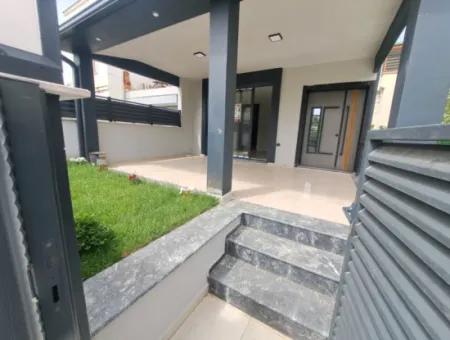 Seferihisar Doğanbey‘de Satılık Tek Müstakil Geniş Bahçeli Sıfır 3+ 1 Villa