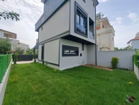 Seferihisar Doğanbey‘de Satılık Tek Müstakil Geniş Bahçeli Sıfır 3+ 1 Villa