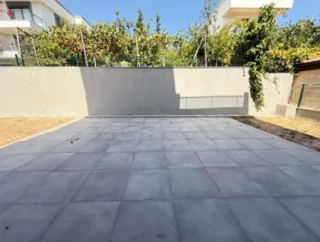 Seferihisar Ürkmez De Satılık Sıfır Geniş Bahçeli 3+1 Villa